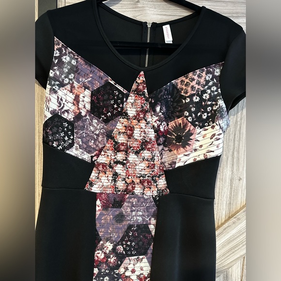 Form fitting dress with patchwork print design - Picture 3 of 4